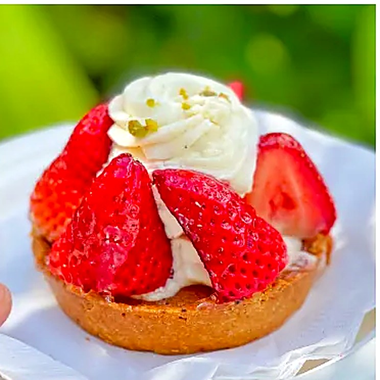 Strawberry tart with cream